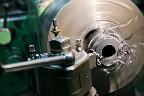 Machinaal werk bij JD Techniek voor precisiebewerking van industriële componenten