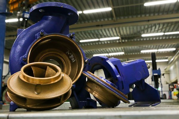 Revisie van een industriële pomp tijdens onderhoudswerkzaamheden